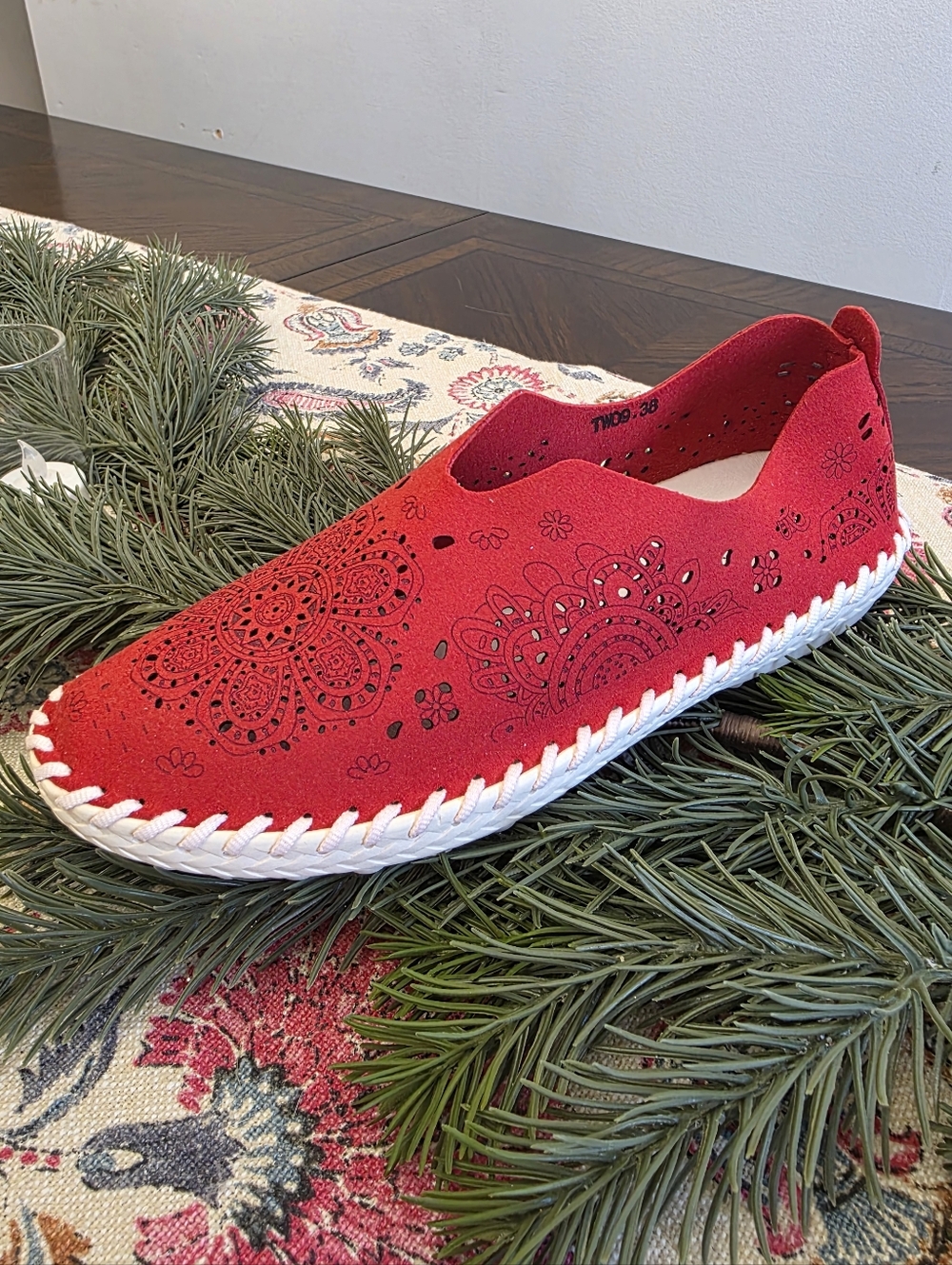 bernie mev. Women’s TW 09 Slip-On in Red